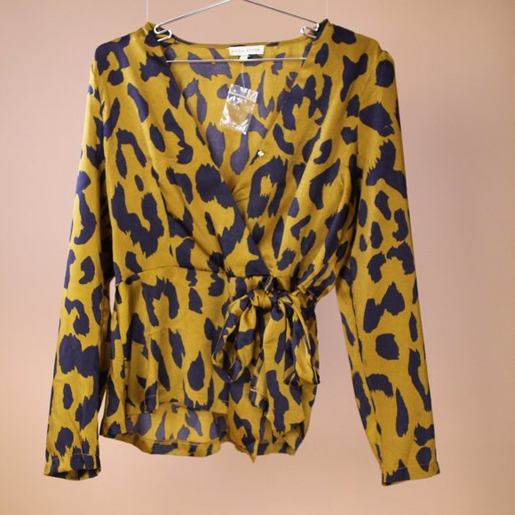 NWT Patterned Blouse - Picture 2 of 8